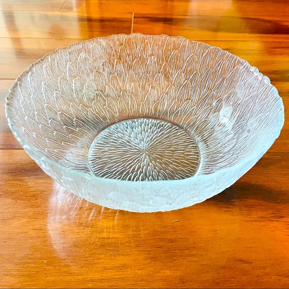 Beautiful Arcoroc Textured Petal Leaf Large Serving Bowl
